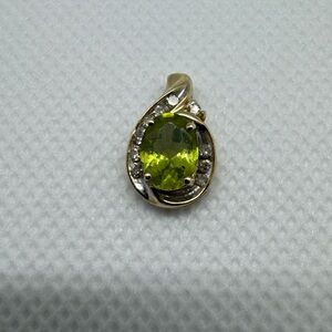 Amazing 10k Yellow Gold Green Oval Cut Peridot And Diamond Pendant 1.23g